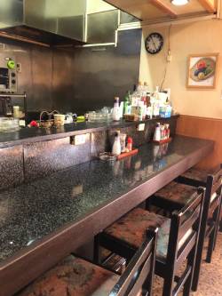 店内のカウンター席