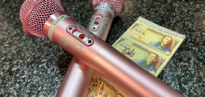 カラオケマイクとカラオケチケットの画像